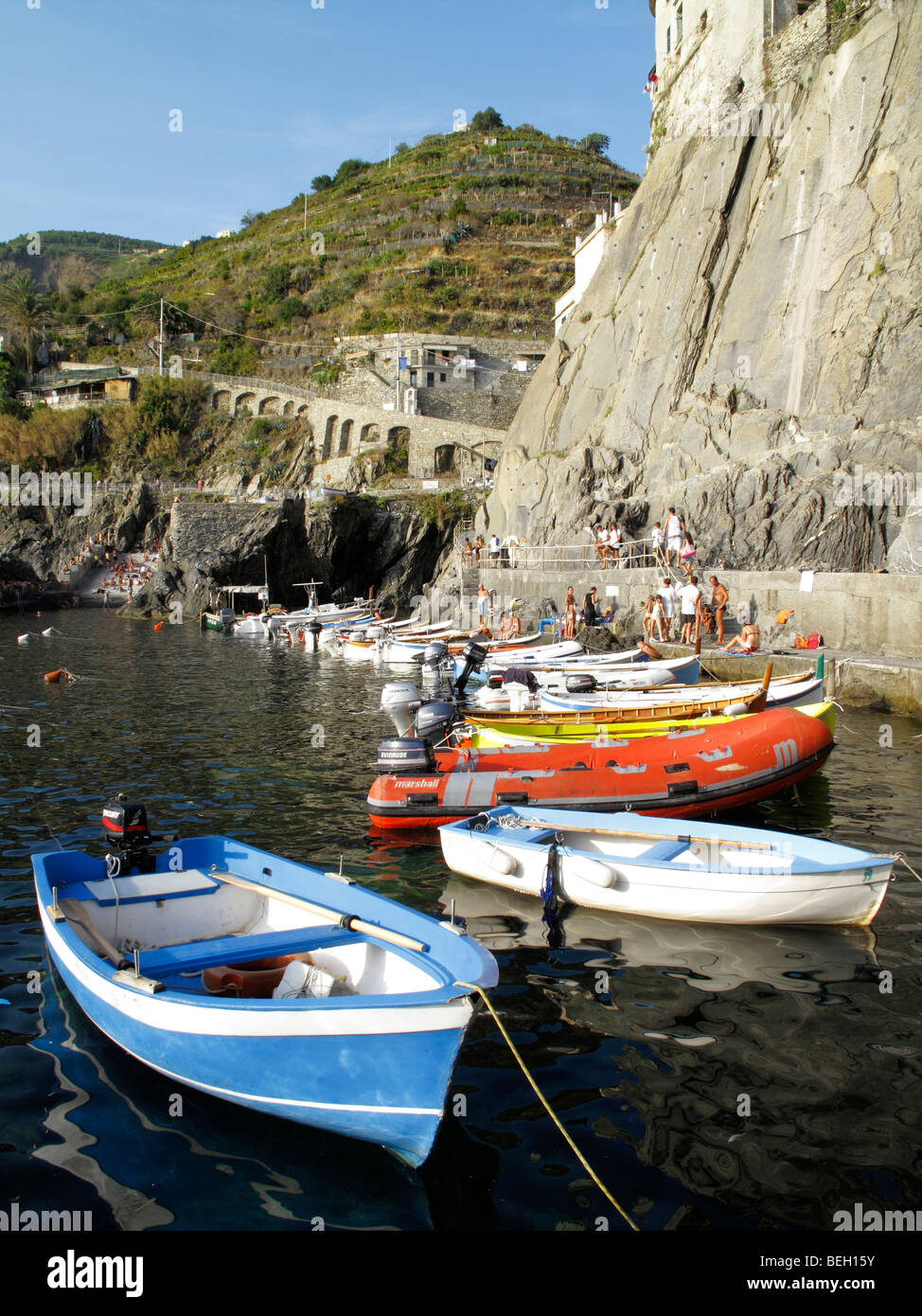 Angelboote/Fischerboote im Hafen von Manarola in der Region Cinque Terre an der italienischen Riviera oder Riviera di Levanto Stockfoto