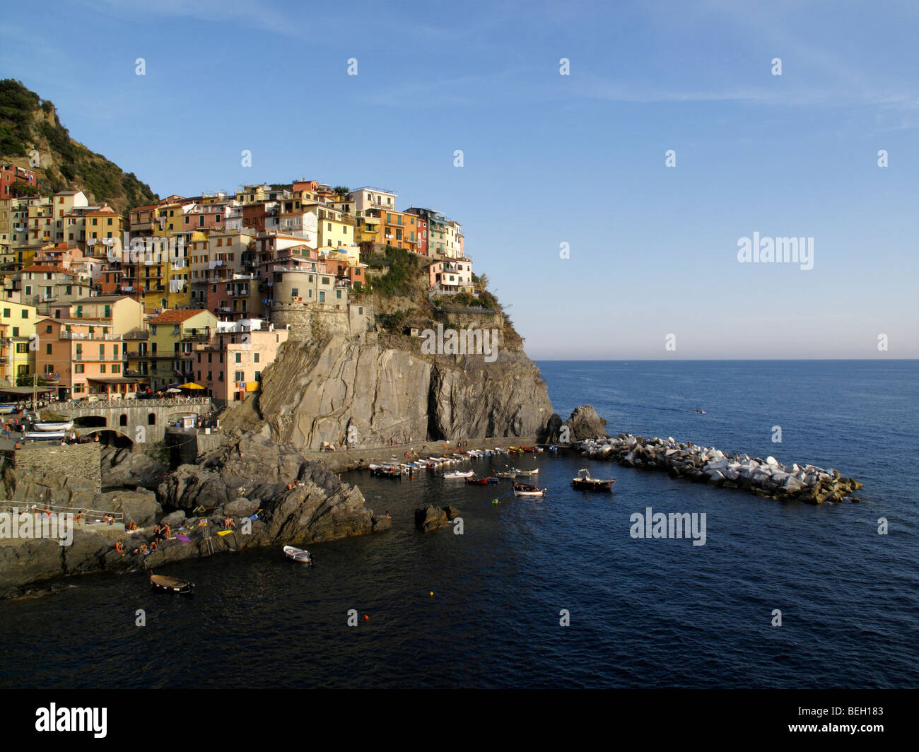 Gesamtansicht der Cliffside Stadt und Hafen von Manarola in der Region Cinque Terre an der italienischen Riviera oder Riviera di Levanto Stockfoto