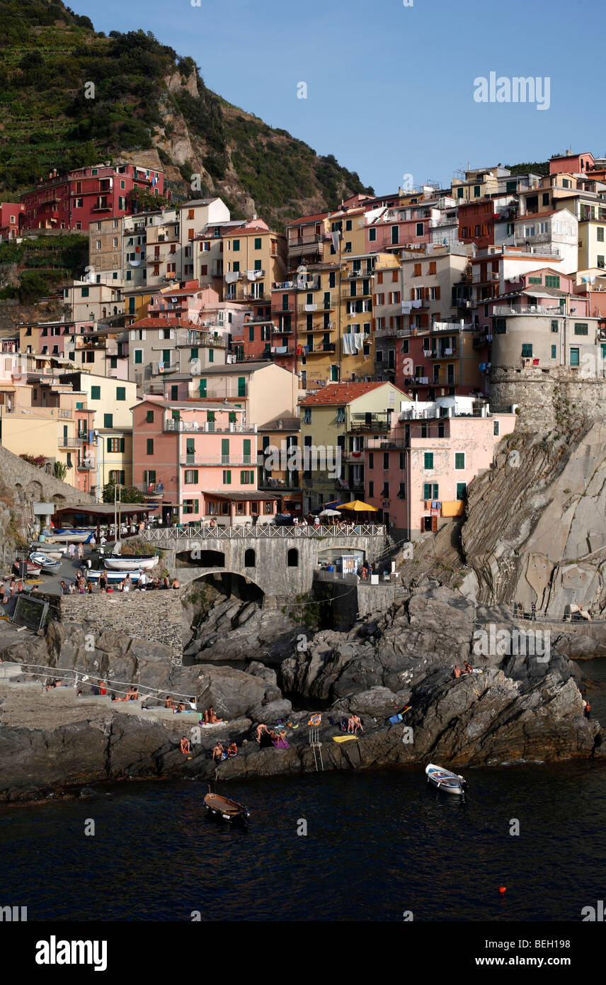 Gesamtansicht der Cliffside Stadt und Hafen von Manarola in der Region Cinque Terre an der italienischen Riviera oder Riviera di Levanto Stockfoto