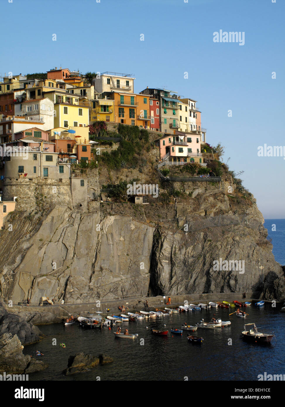 Gesamtansicht der Cliffside Stadt und Hafen von Manarola in der Region Cinque Terre an der italienischen Riviera oder Riviera di Levanto Stockfoto