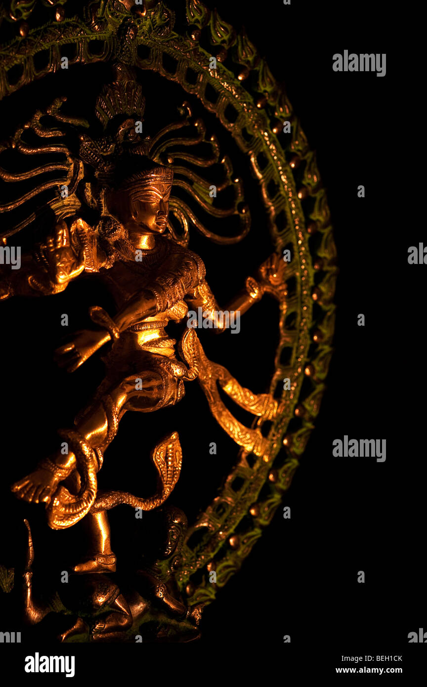 Tanzende Lord Shiva Statue, Nataraja auf schwarzem Hintergrund Stockfoto