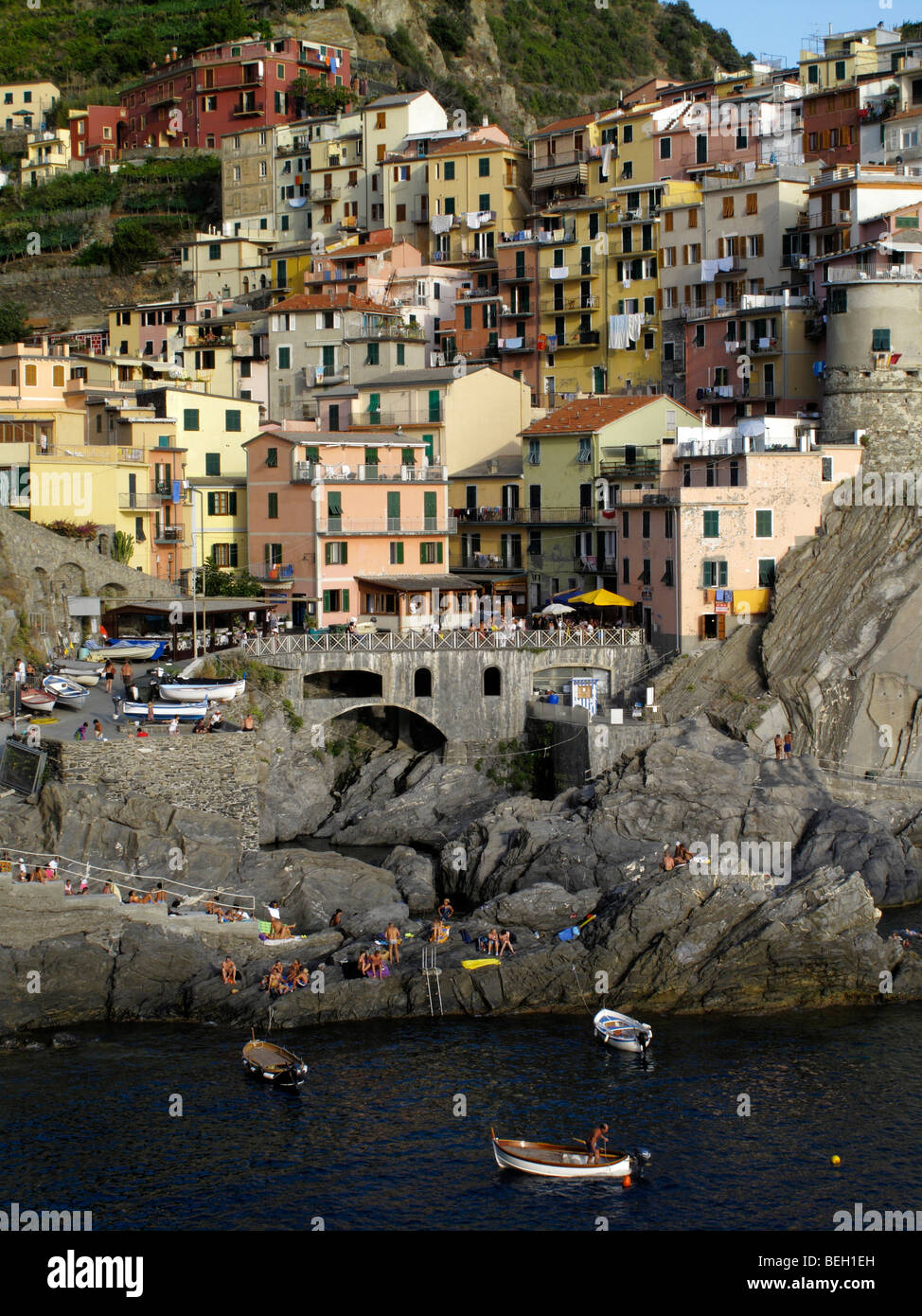 Gesamtansicht der Cliffside Stadt und Hafen von Manarola in der Region Cinque Terre an der italienischen Riviera oder Riviera di Levanto Stockfoto