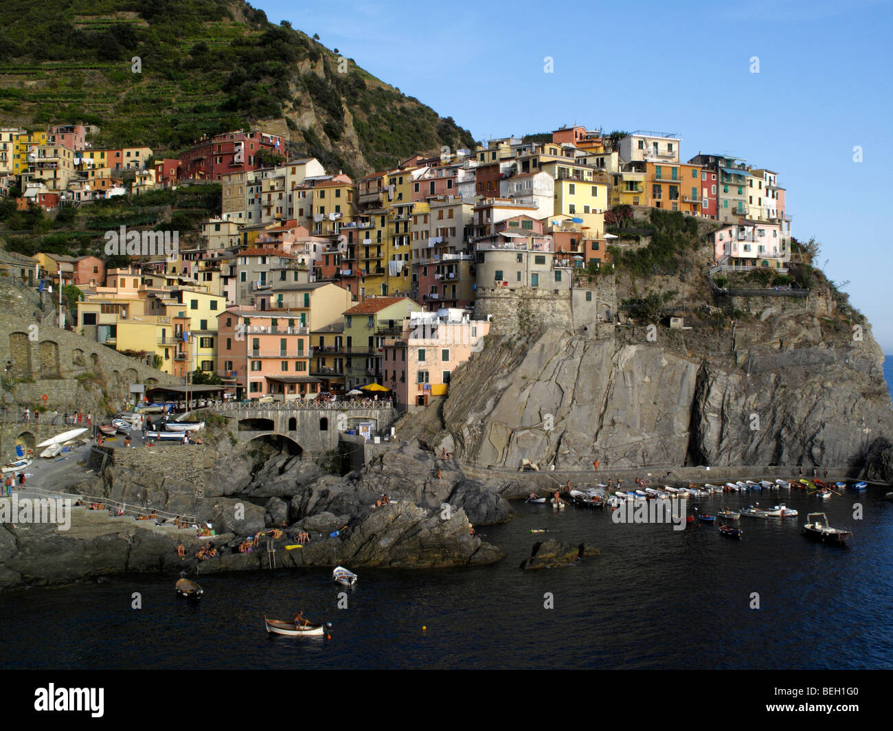 Gesamtansicht der Cliffside Stadt und Hafen von Manarola in der Region Cinque Terre an der italienischen Riviera oder Riviera di Levanto Stockfoto
