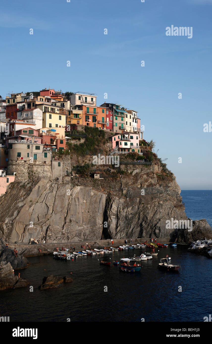 Gesamtansicht der Cliffside Stadt und Hafen von Manarola in der Region Cinque Terre an der italienischen Riviera oder Riviera di Levanto Stockfoto