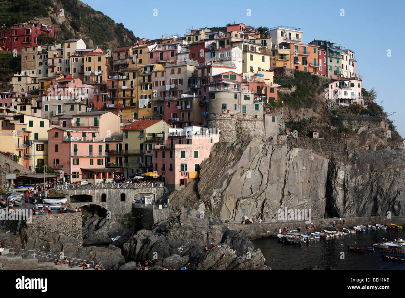 Gesamtansicht der Cliffside Stadt und Hafen von Manarola in der Region Cinque Terre an der italienischen Riviera oder Riviera di Levanto Stockfoto