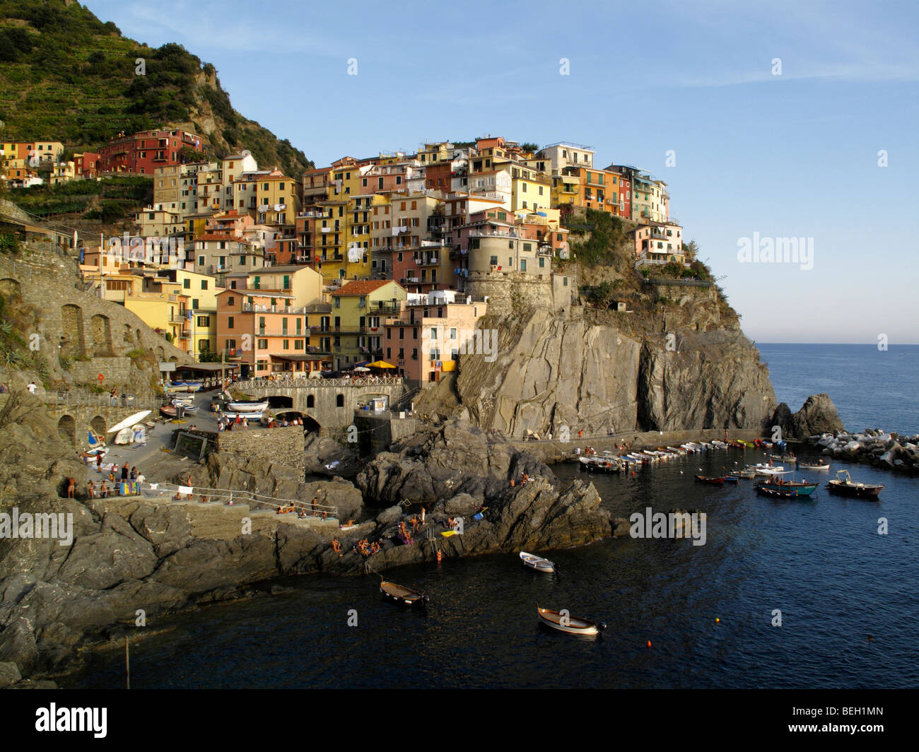 Gesamtansicht der Cliffside Stadt und Hafen von Manarola in der Region Cinque Terre an der italienischen Riviera oder Riviera di Levanto Stockfoto