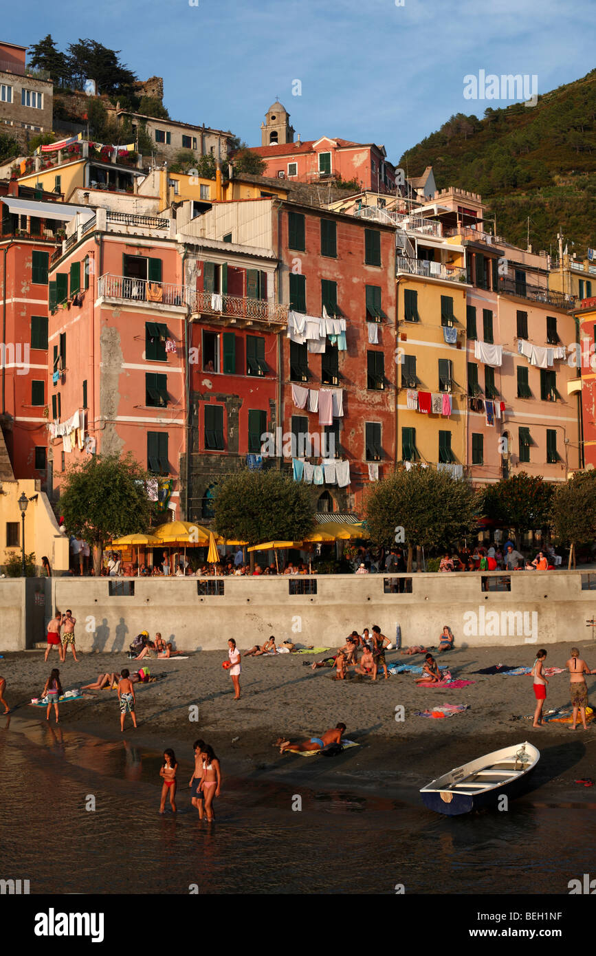 Sonnenuntergang über das Dorf und den Hafen von Vernazza in der Region Cinque Terre an der italienischen Riviera oder Riviera di Levanto Stockfoto