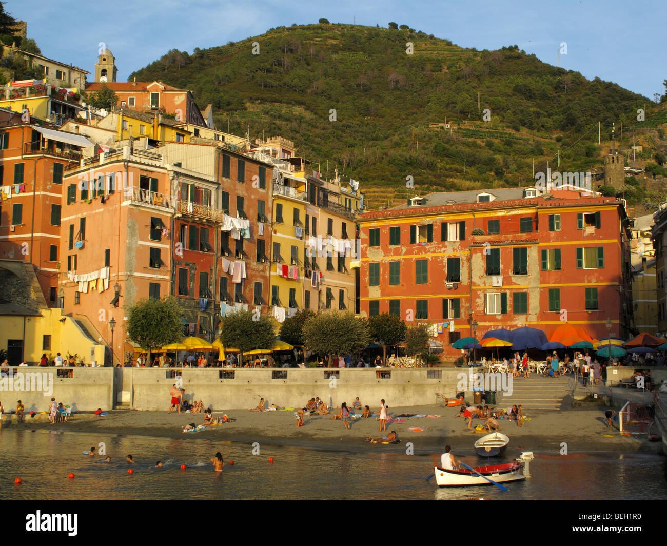 Sonnenuntergang über das Dorf und den Hafen von Vernazza in der Region Cinque Terre an der italienischen Riviera oder Riviera di Levanto Stockfoto