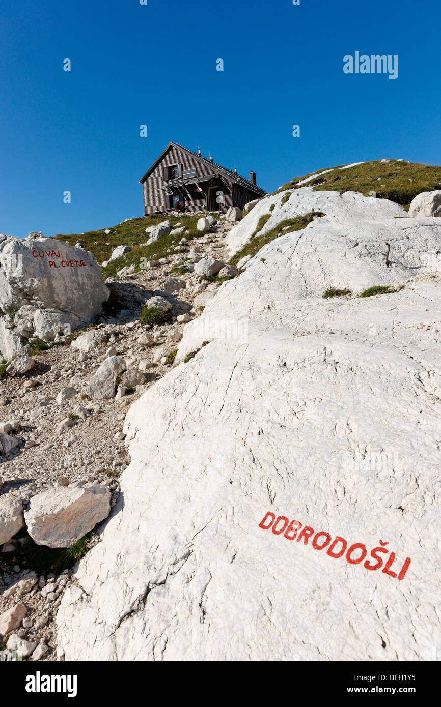 Dobrodosli. Herzlich Willkommen Sie auf der Berghütte Zasavska Koca Na Prehodavcih, Julischen Alpen, Slowenien. Stockfoto