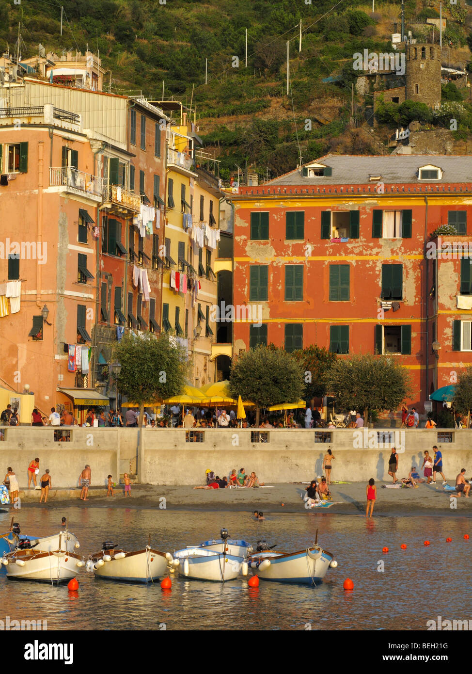 Sonnenuntergang über das Dorf und den Hafen von Vernazza in der Region Cinque Terre an der italienischen Riviera oder Riviera di Levanto Stockfoto