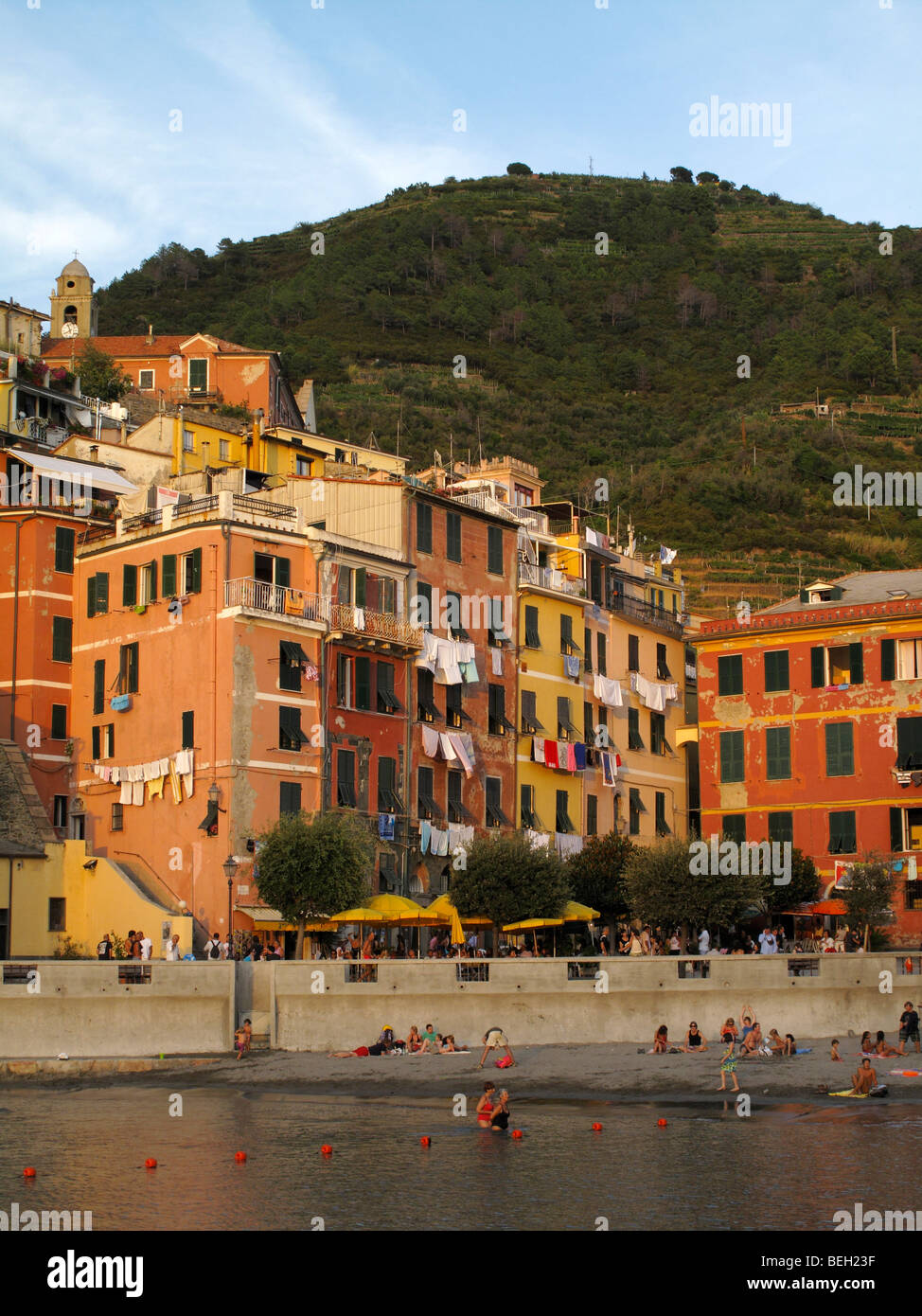 Sonnenuntergang über das Dorf und den Hafen von Vernazza in der Region Cinque Terre an der italienischen Riviera oder Riviera di Levanto Stockfoto