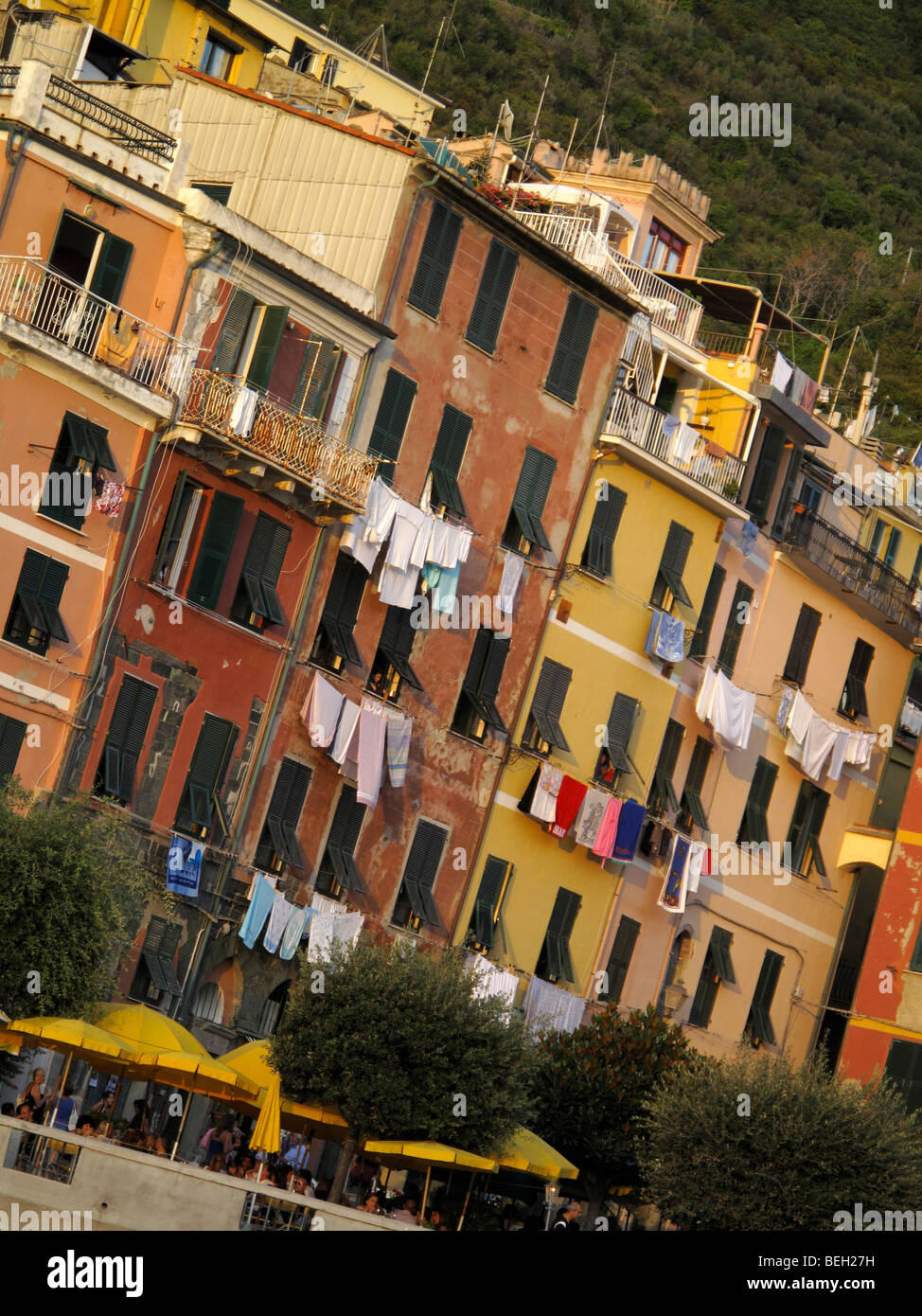 Sonnenuntergang über das Dorf und den Hafen von Vernazza in der Region Cinque Terre an der italienischen Riviera oder Riviera di Levanto Stockfoto