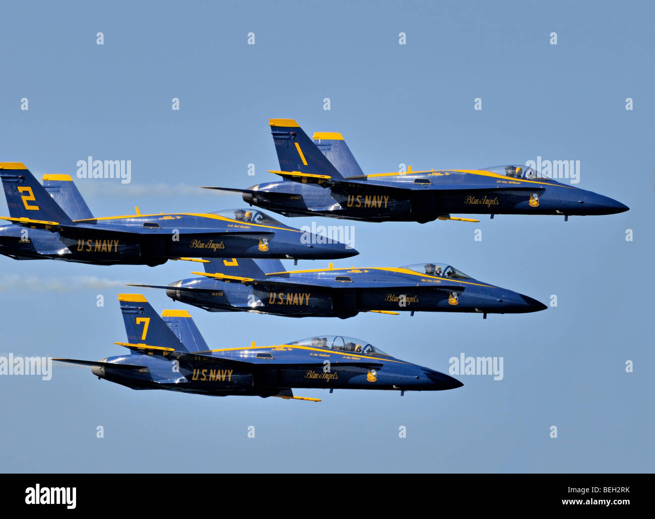 US Navy Blue Angels Kunstflugteam, F-18 Hornets fliegen in Formation. Stockfoto