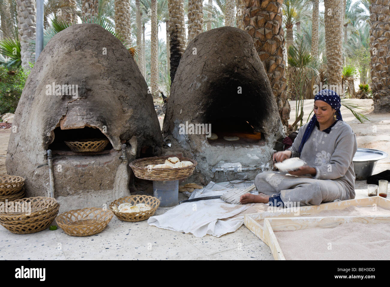 Ägyptische Backen Fladenbrot in Woold feuerte Ofen, Dahshur, Ägypten Stockfoto