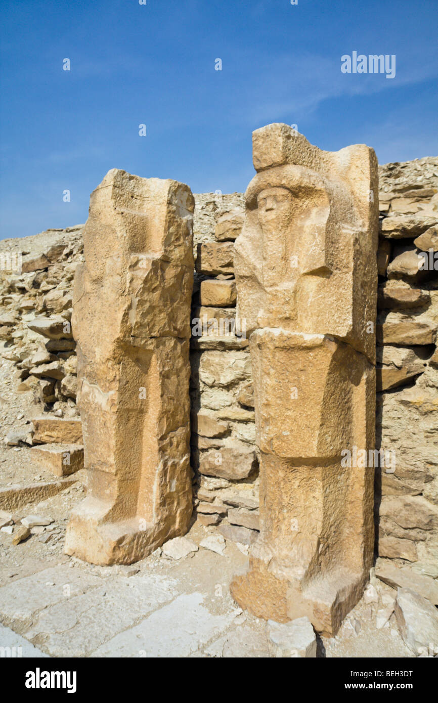 Statuen in der Nähe von Sakkara Schritt Pyramide des Pharao Djoser, Sakkara, Ägypten Stockfoto