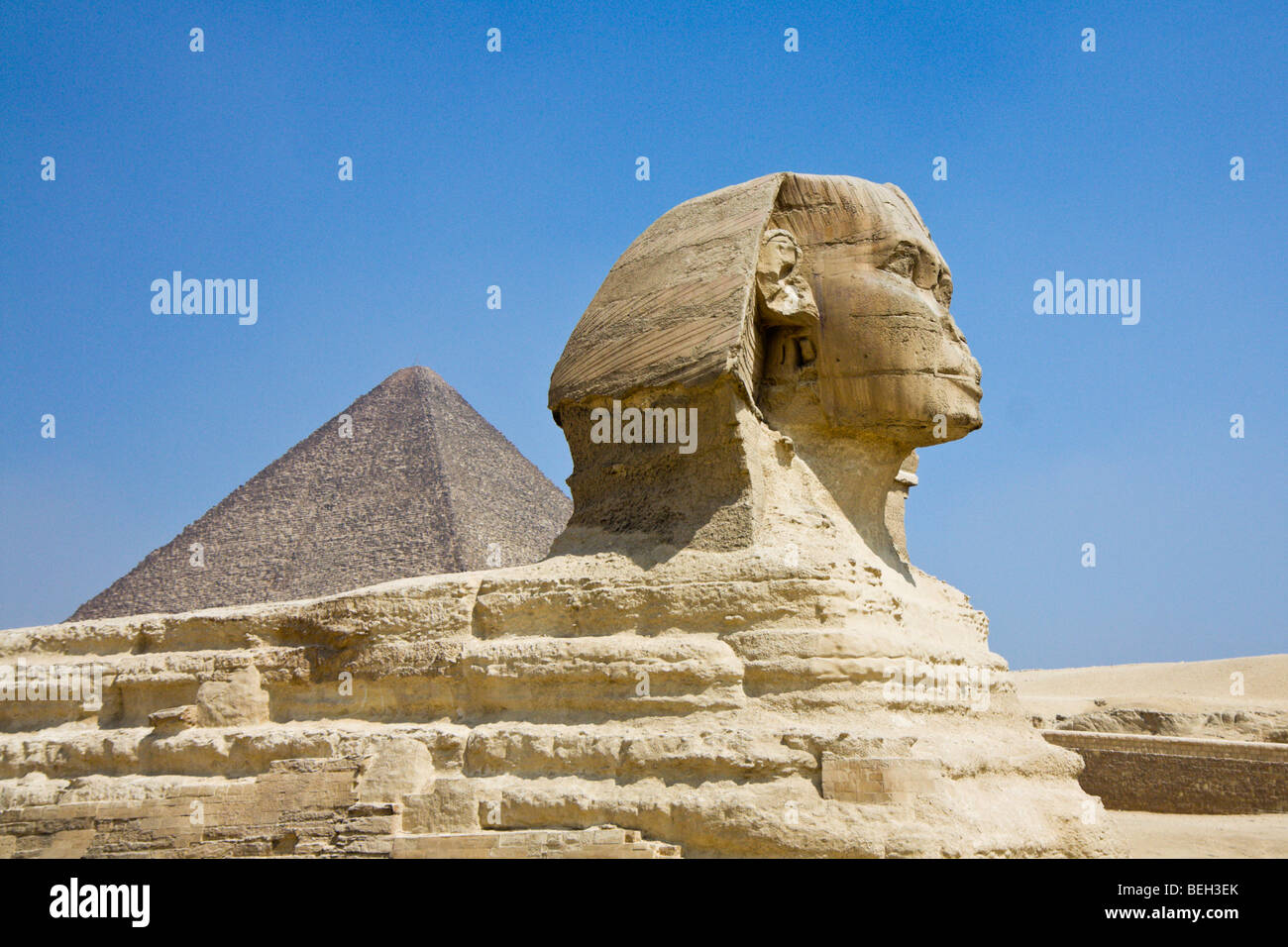 Große Sphinx von Gizeh gegen Cheops-Pyramide, Kairo, Ägypten Stockfoto