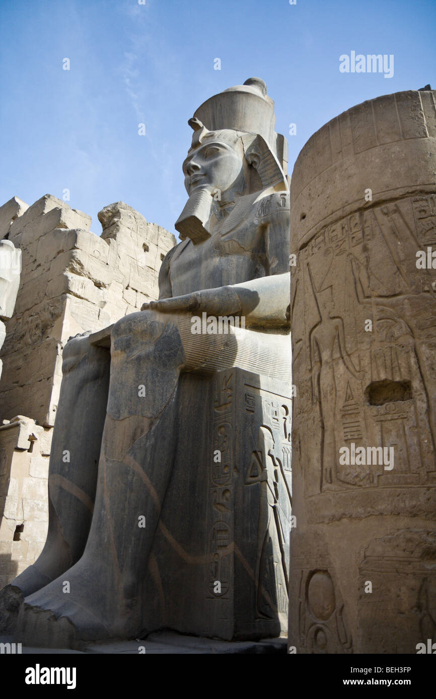 Sitzen Ramses II Koloss in Luxor Tempel, Luxor, Ägypten Stockfoto