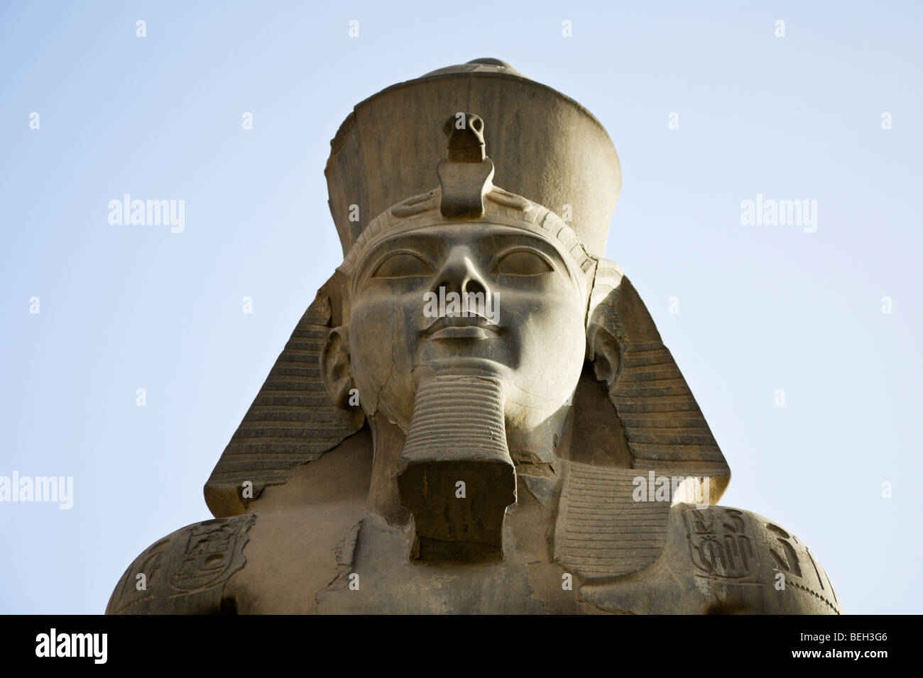 Statue Ramses II im Luxor-Tempel, Luxor, Ägypten Stockfoto