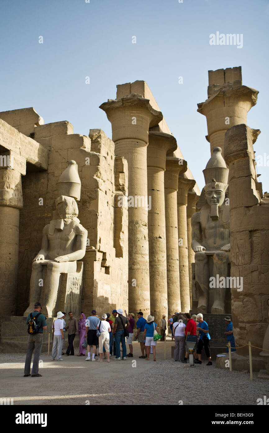 Sitzen Ramses II Koloss in Luxor Tempel, Luxor, Ägypten Stockfoto