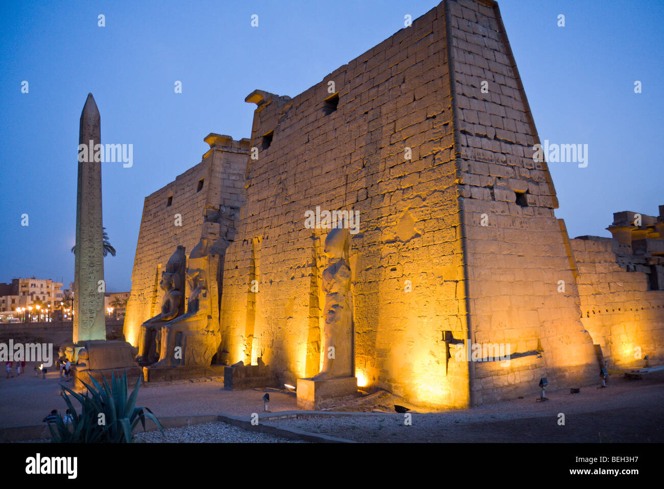 Beleuchteten Eingang des Luxor-Tempel mit Granitobelisk, Luxor, Ägypten Stockfoto