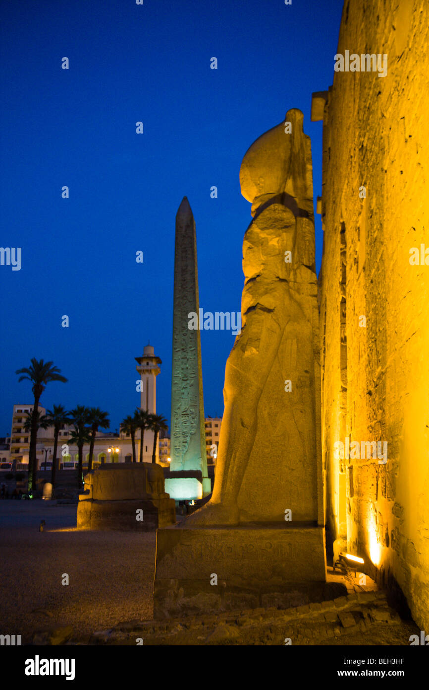 Beleuchteten Eingang des Luxor-Tempel mit Granitobelisk, Luxor, Ägypten Stockfoto