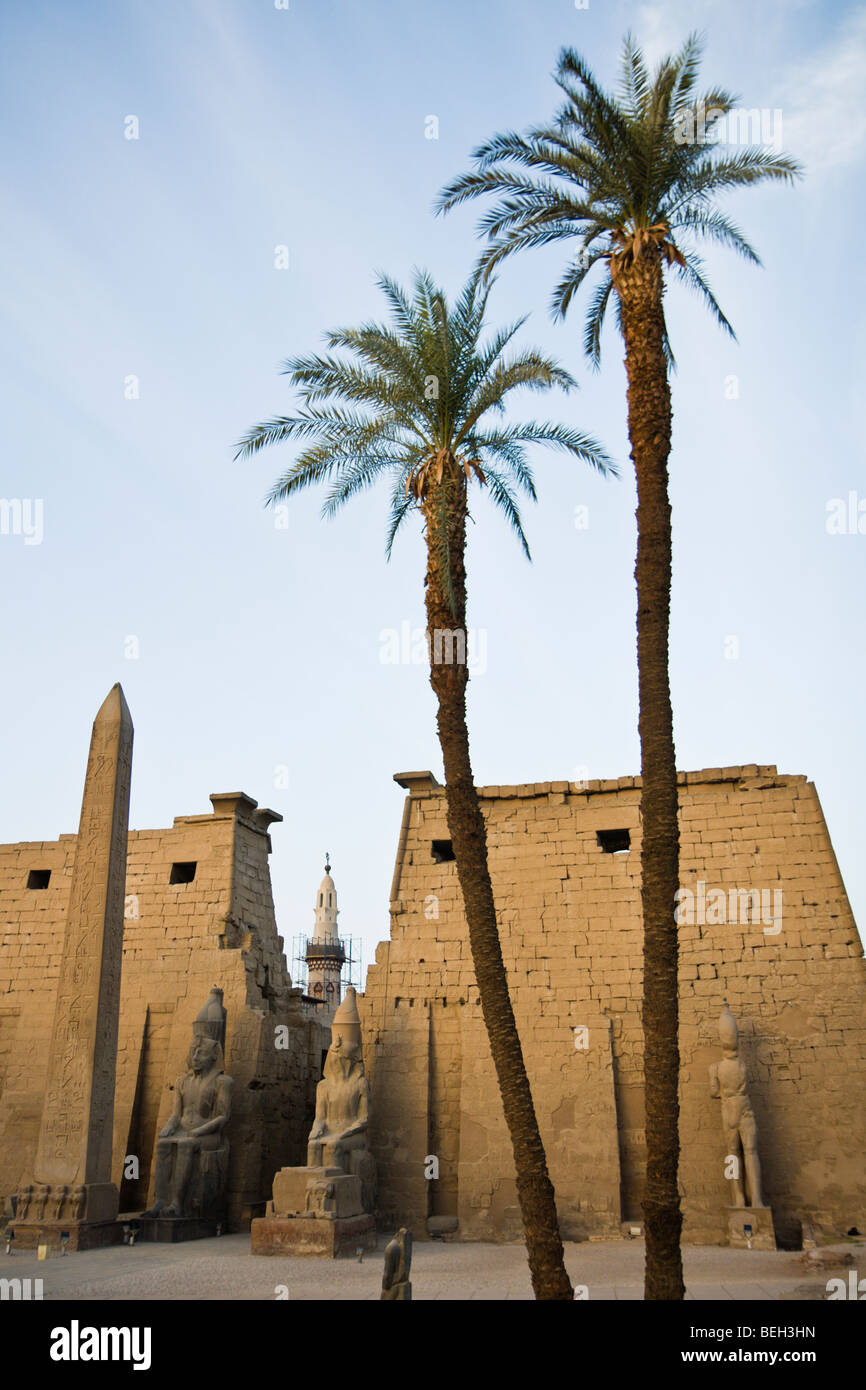Eingang des Luxor-Tempel mit Granitobelisk, Luxor, Ägypten Stockfoto
