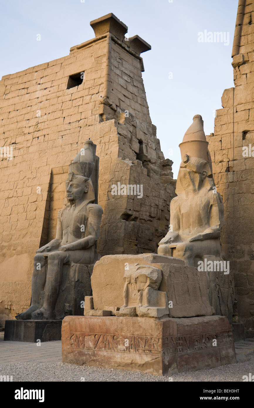 Eingang des Luxor-Tempel Ramses II Statuen, Luxor, Ägypten Stockfoto