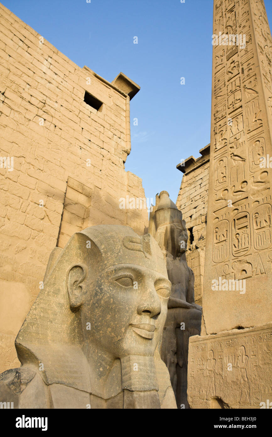 Leiter des Ramses II Statue im Luxor-Tempel, Luxor, Ägypten Stockfoto