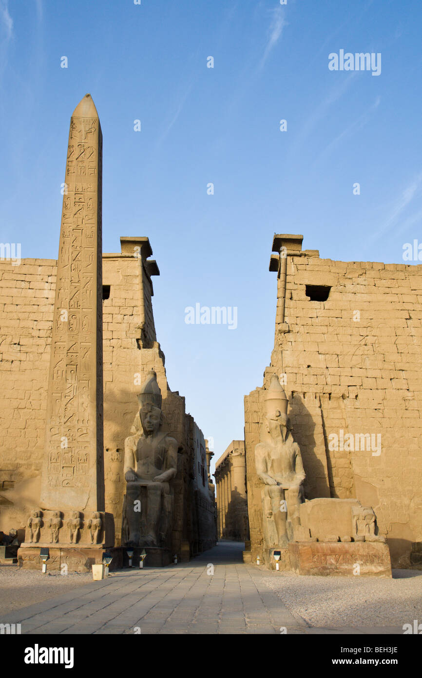 Eingang des Luxor-Tempel mit Statuen Ramses II und Obelisk, Luxor, Ägypten Stockfoto