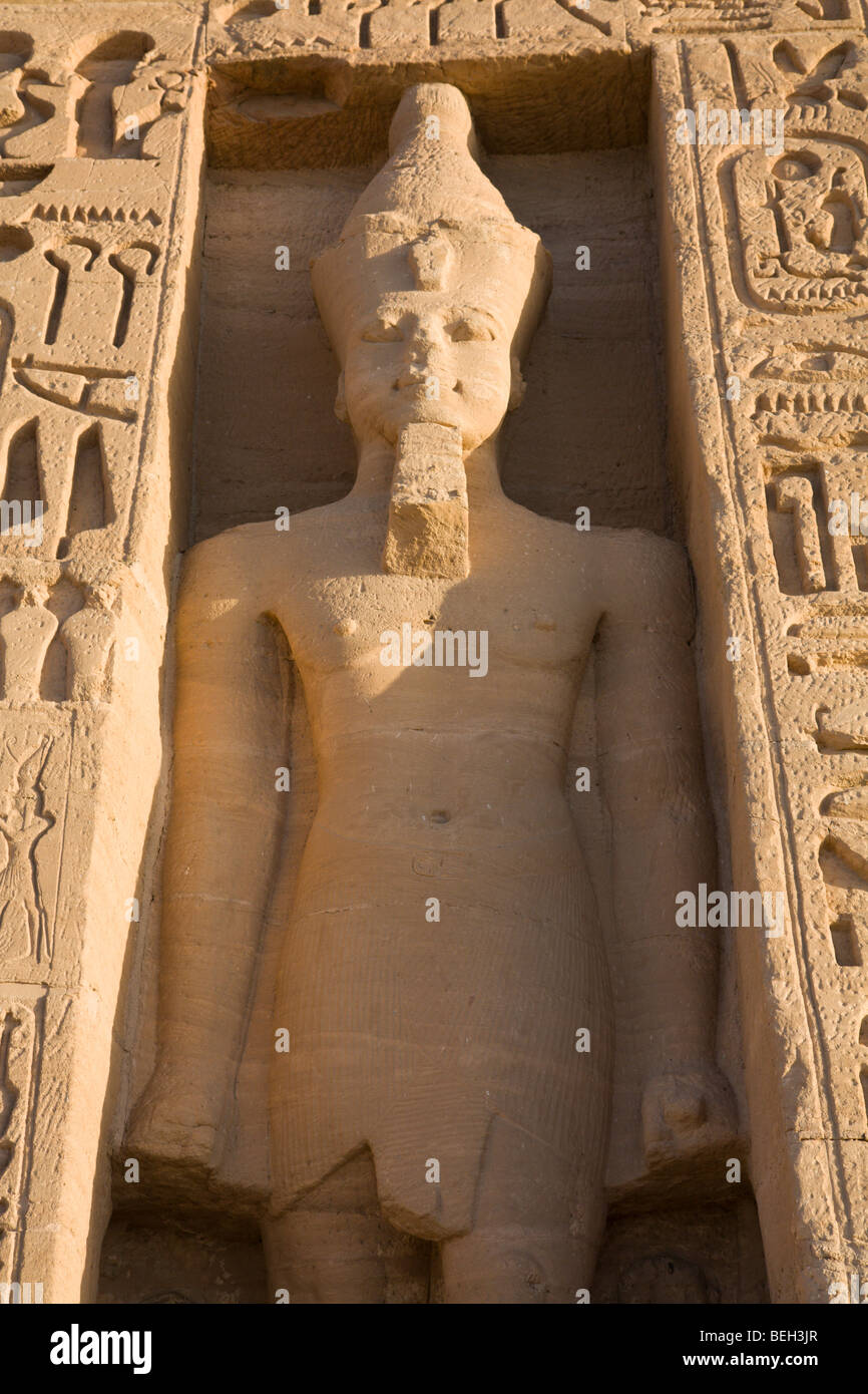 Statue vor der kleine Hathor-Tempel der Nefertari, Abu Simbel, Ägypten Stockfoto