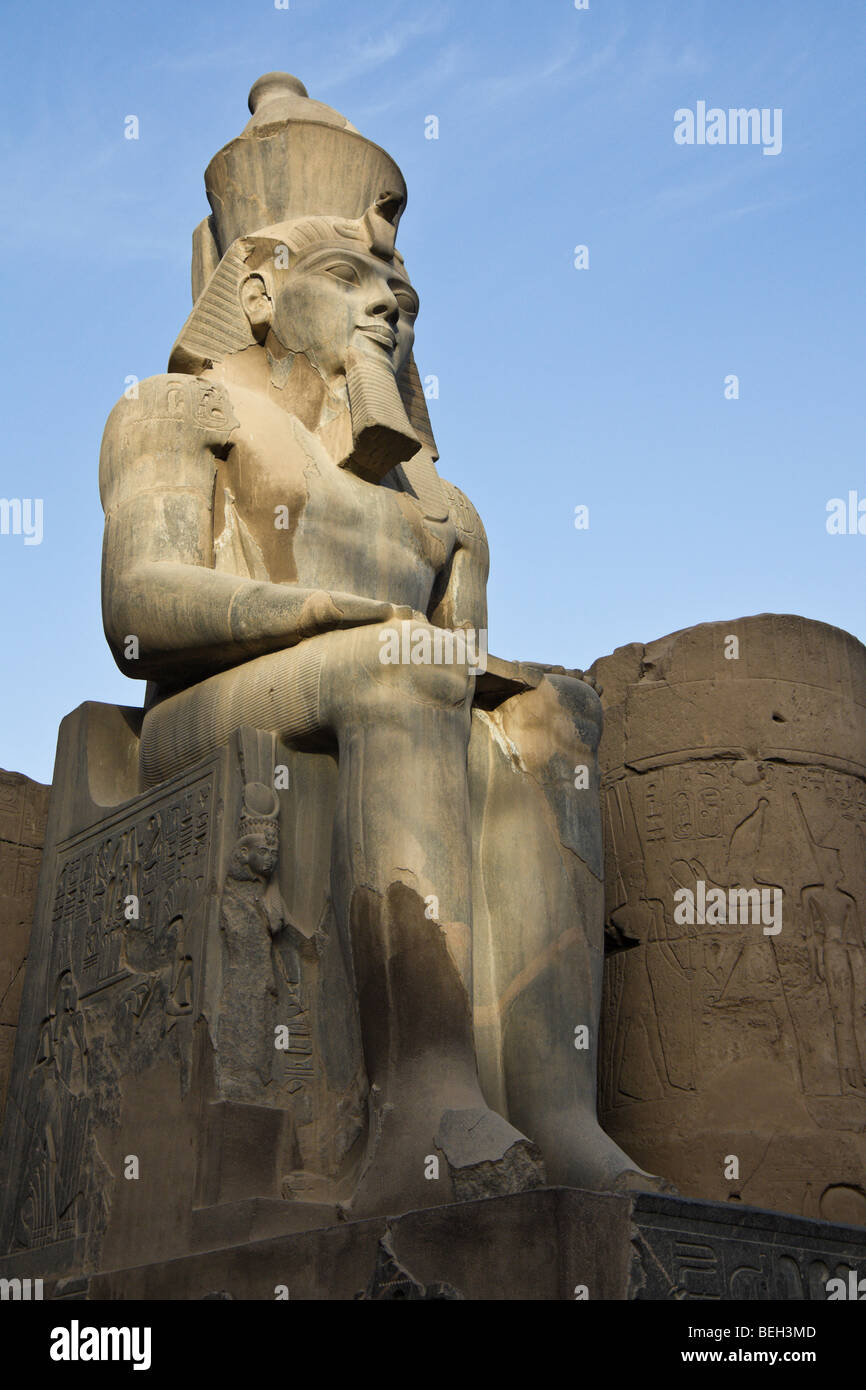 Statue Ramses II im Luxor-Tempel, Luxor, Ägypten Stockfoto