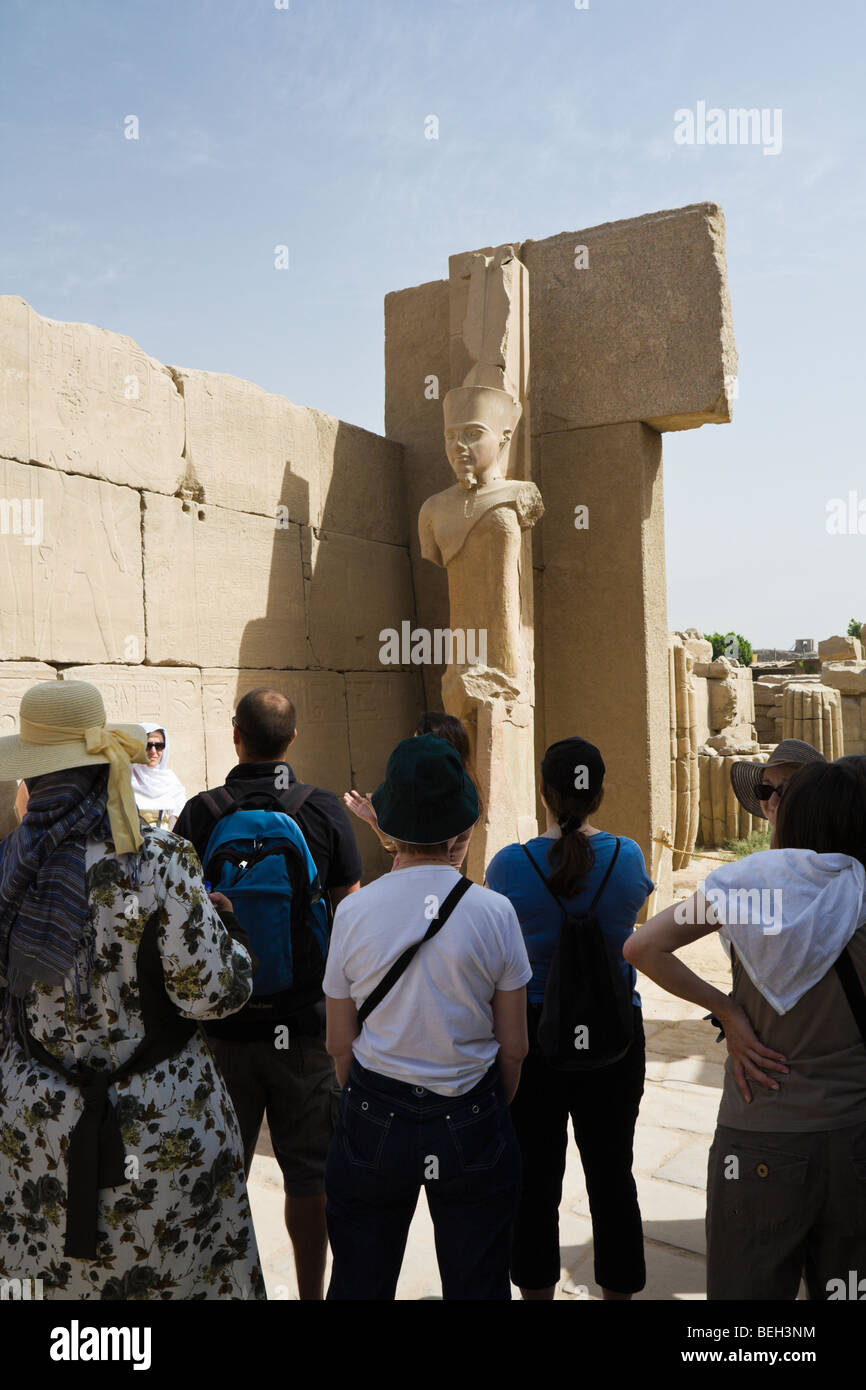 Touristen und Statue am Karnak-Tempel, Luxor, Ägypten Stockfoto