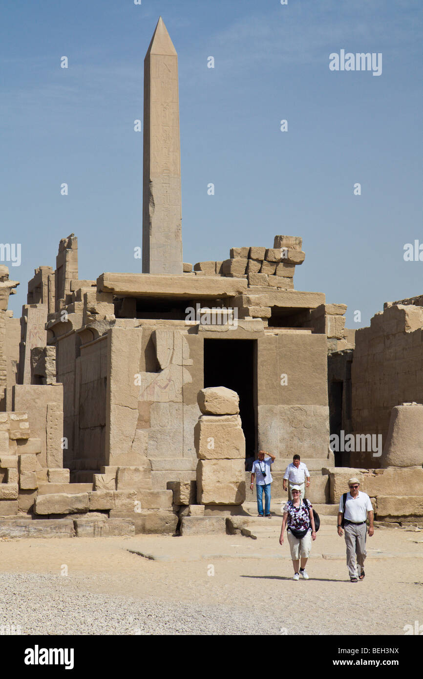 Touristen besuchen Sie Karnak Tempel, Luxor, Ägypten Stockfoto