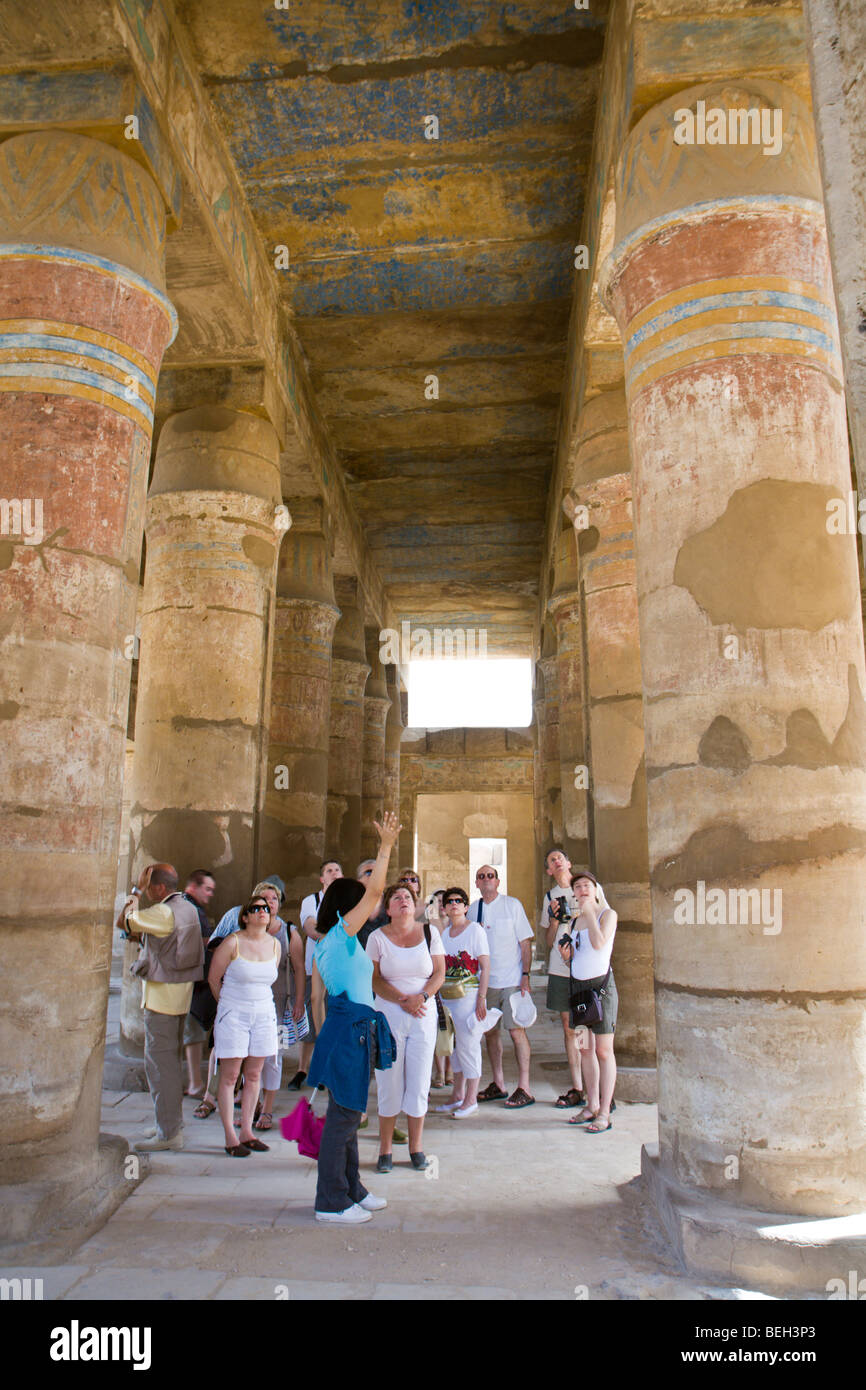 Touristen zwischen den Spalten der Karnak Tempel, Luxor, Ägypten Stockfoto