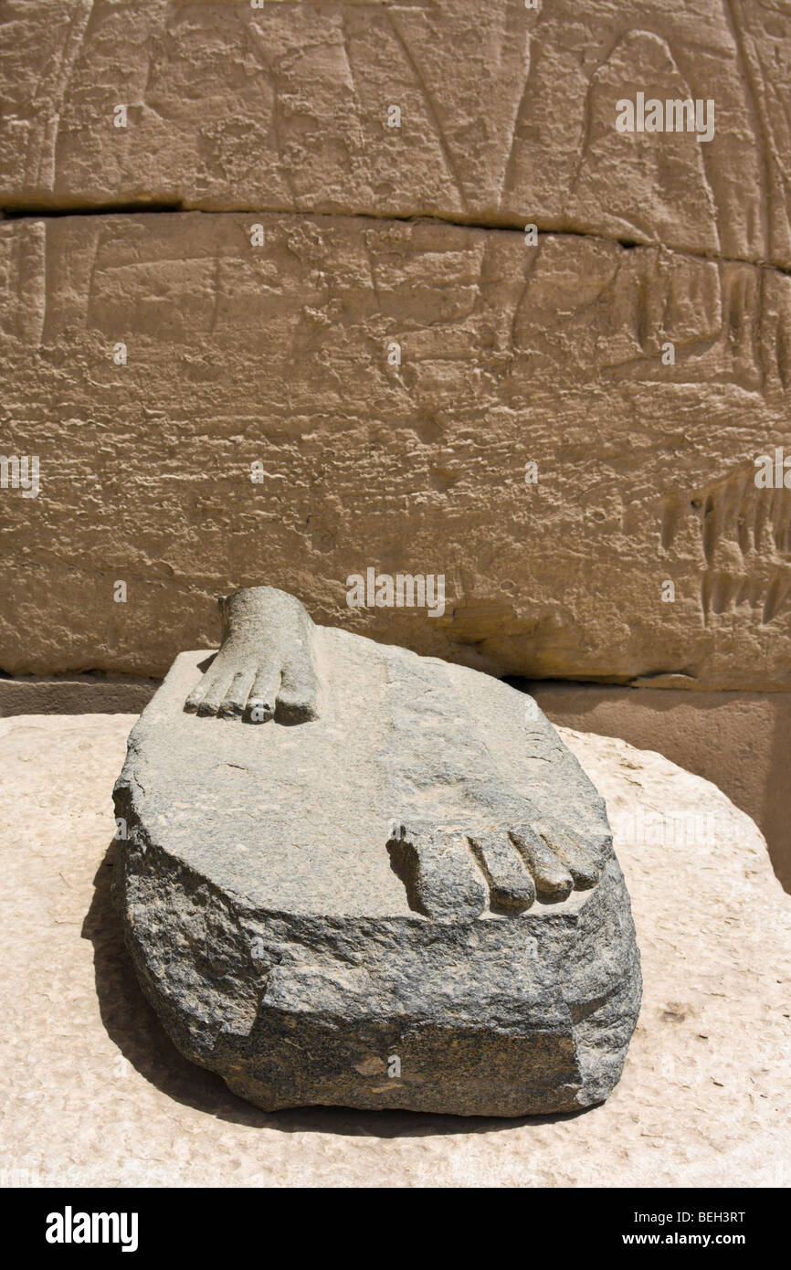 Reste der Statue im Karnak Tempel, Luxor, Ägypten Stockfoto