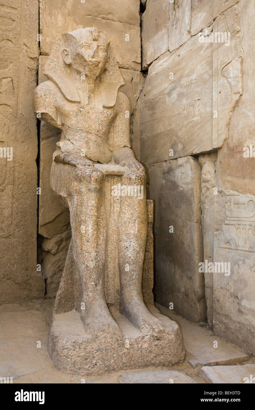 Statue von Thutmose III in Karnak Tempel, Luxor, Ägypten Stockfoto