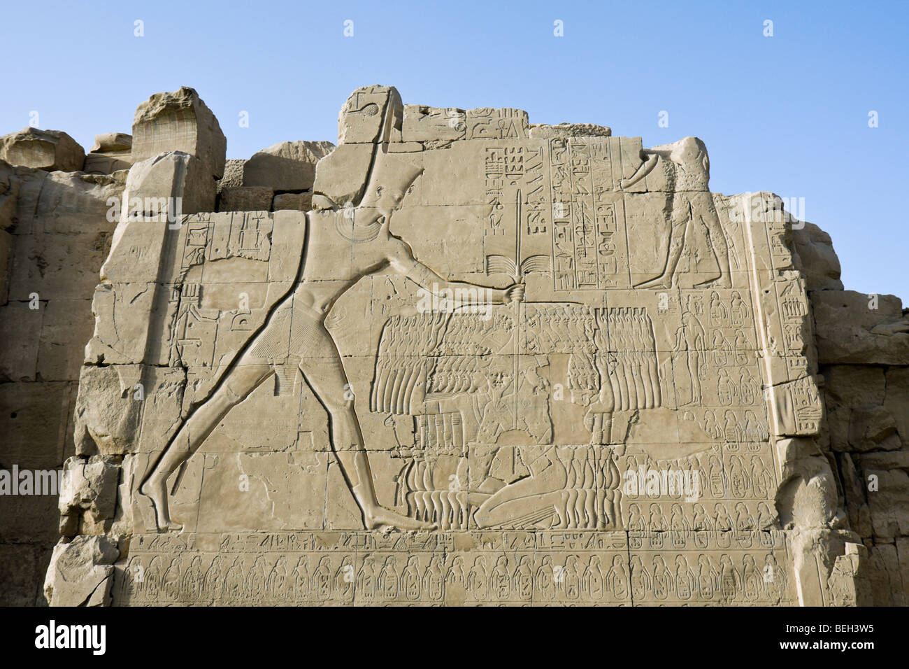 Wandrelief von Tutmosse III am Karnak-Tempel, Luxor, Ägypten Stockfoto