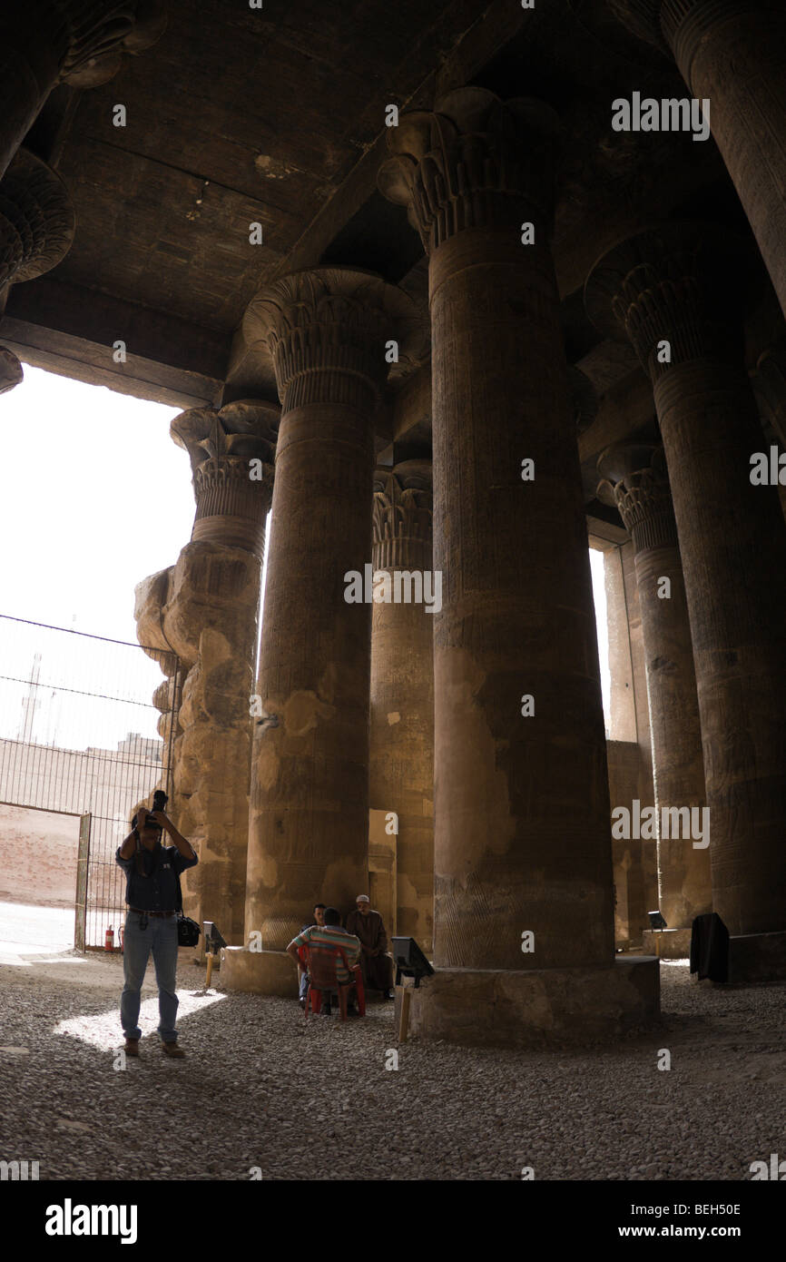 Columned Halle des Chnum Tempels von Esna, Esna, Ägypten Stockfoto