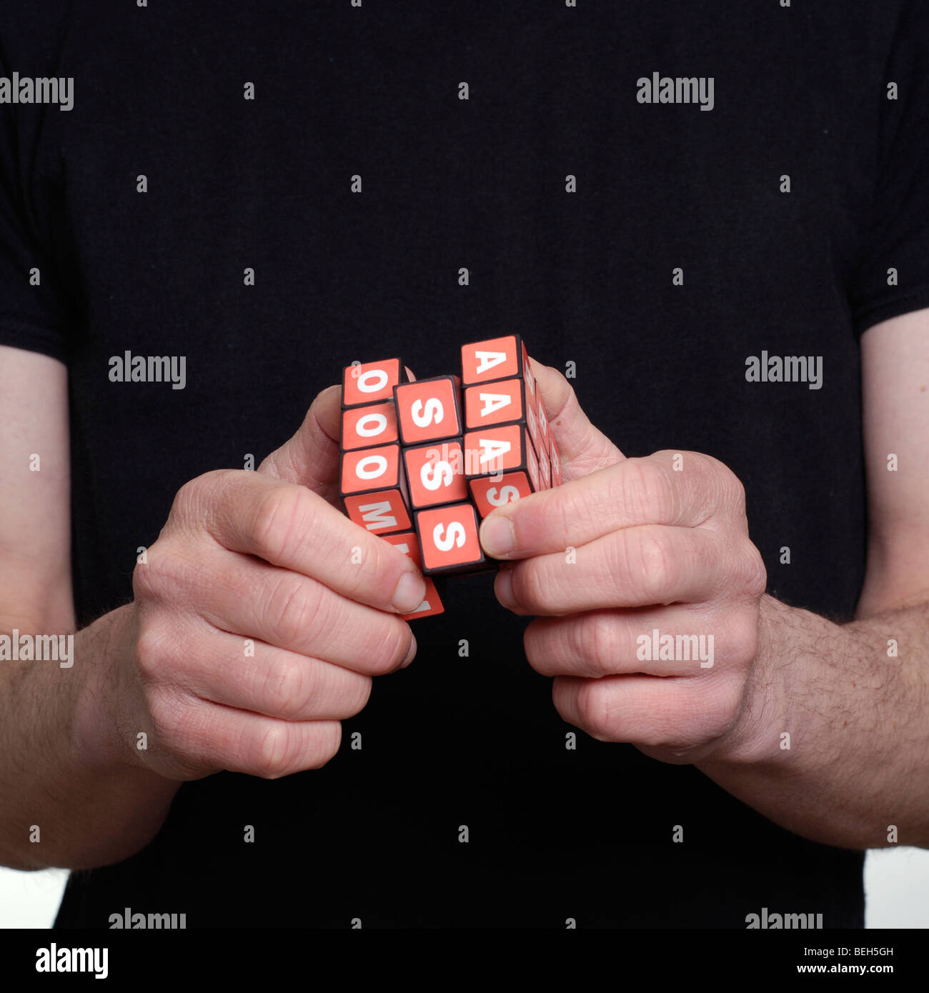 Mann hält Puzzle Cube im Moment des Erfolgs. Stockfoto