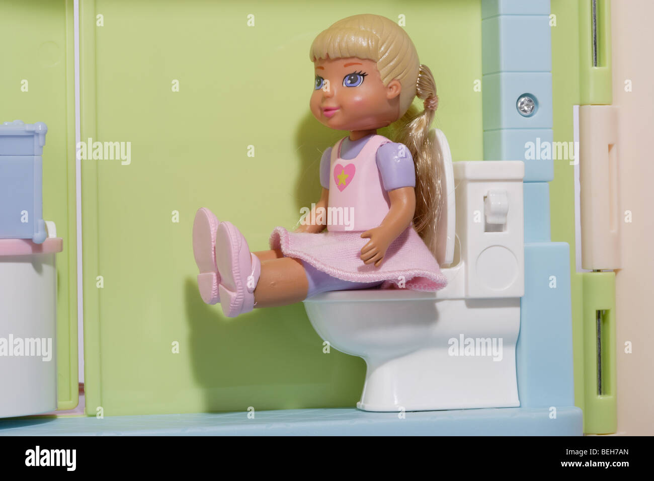 Mädchenpuppe Kind im Bad Stockfoto