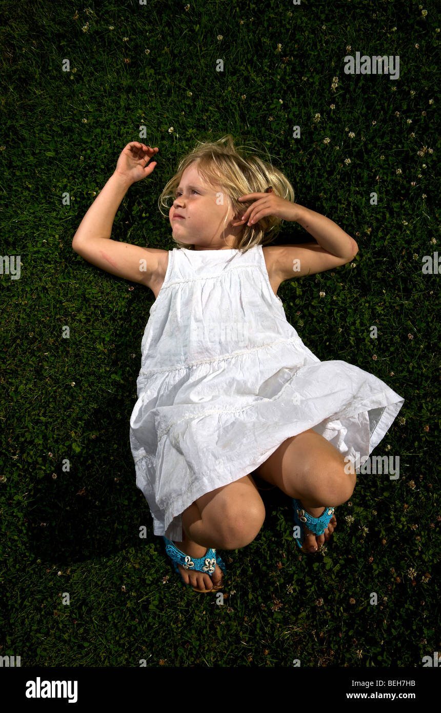 4 Jahre altes Mädchen im Garten liegen Stockfoto