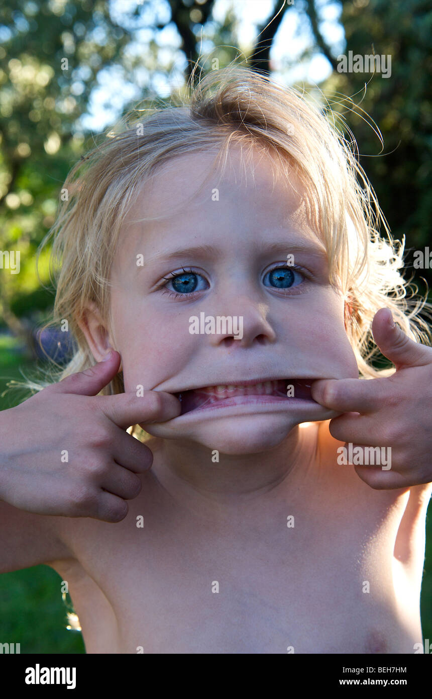Porträt eines 4 Jahre alten Mädchens Grimassen Stockfoto