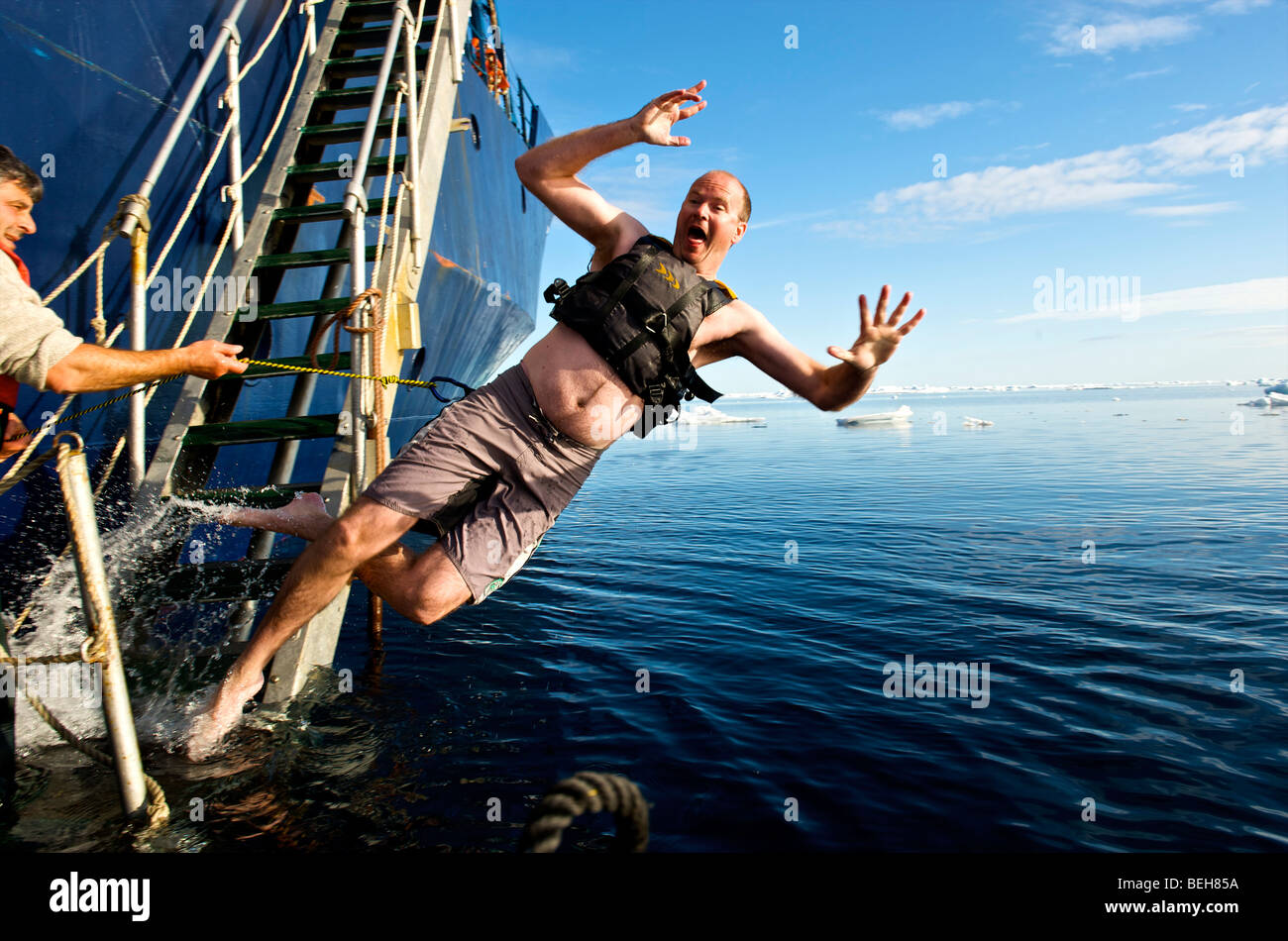 Passagiere der Akademik Shokalskiy nehmen eine arktische Sprung Stockfoto