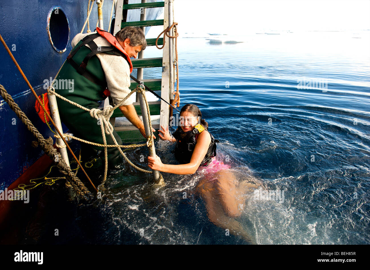 Passagiere der Akademik Shokalskiy nehmen eine arktische Sprung Stockfoto