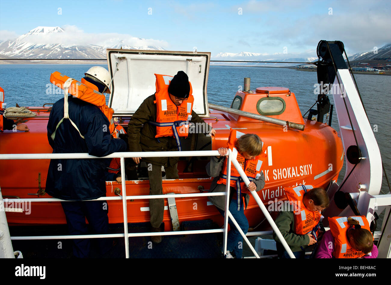 Spitzbergen, Svalbard, Arktis Kreuzfahrt auf der Akademik Shokalskiy, Notfall training Stockfoto