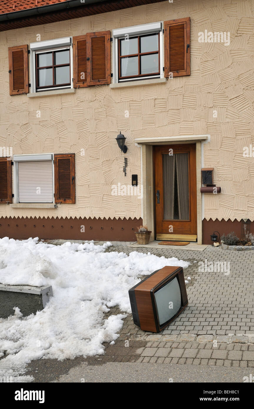 Alten Fernseher CRT stehen vor einem Haus Stockfoto