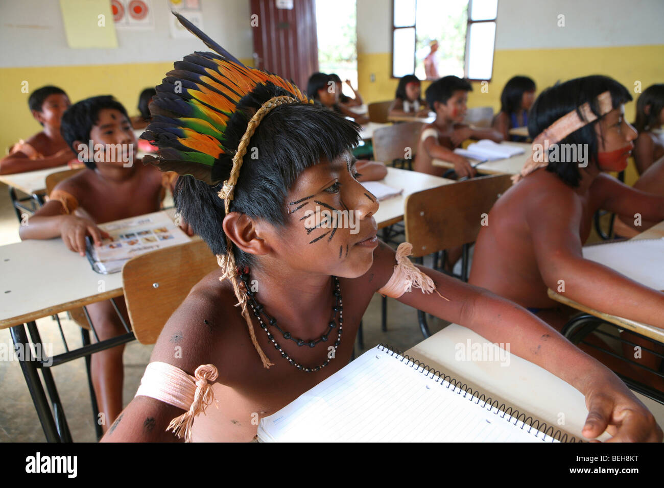 Kinder der Xingu-Indianer gehen zur Schule, gebaut im Dorf vom Ministerium für Bildung. Es ist Tradition in herkömmlichen gehen Stockfoto