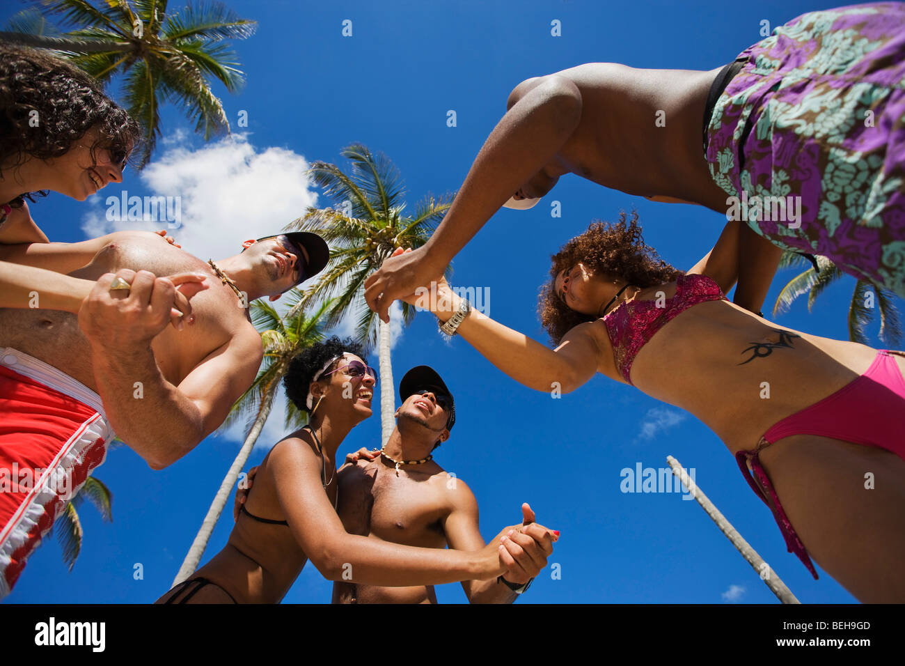 Jugendliche tanzen Salsa am Strand, Playas del Este, Havanna, Ciudad De La Habana, Kuba, Westindische Inseln Stockfoto