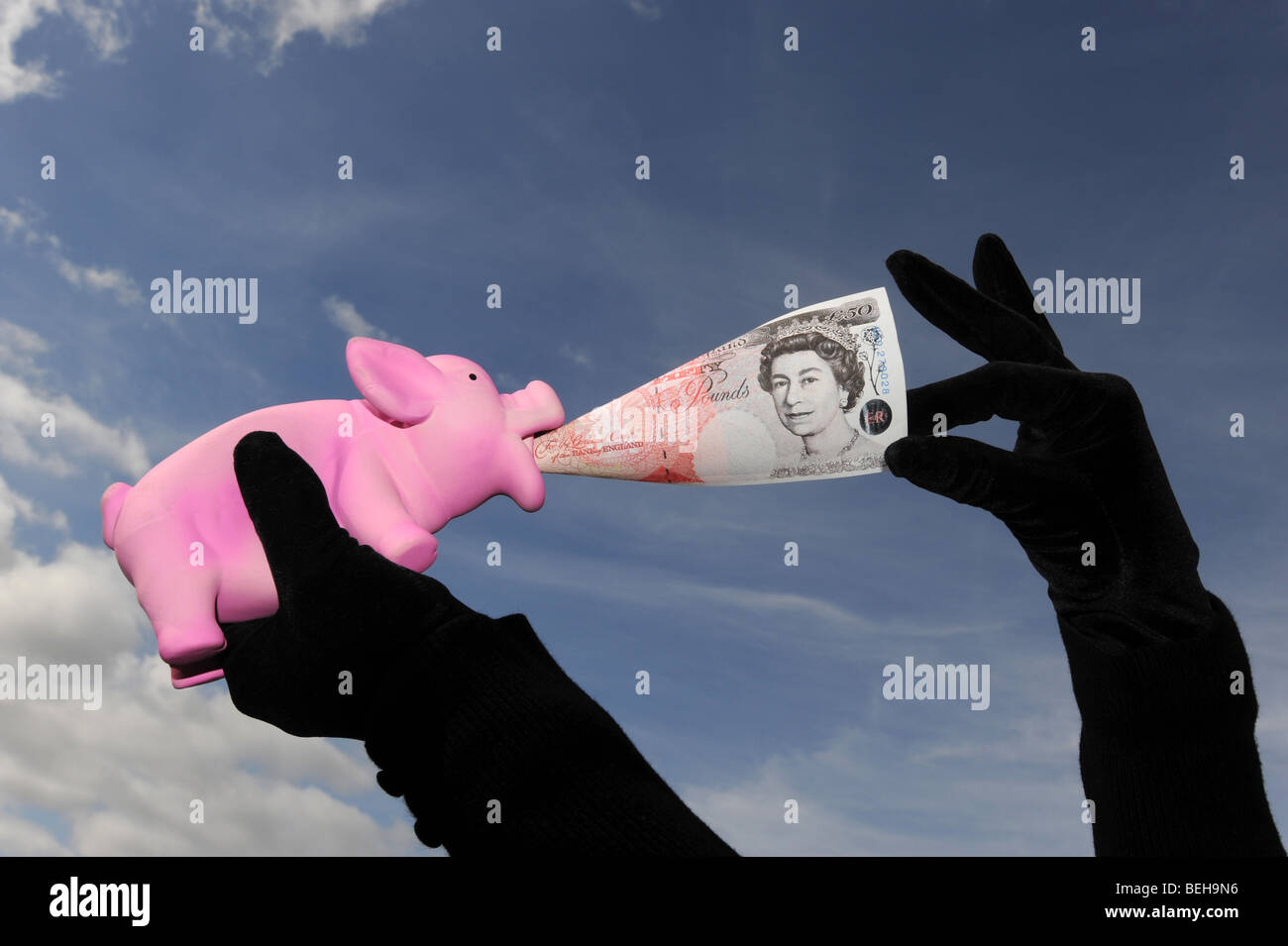 Finanziellen Engpässen auf Einsparungen im Sparschwein mit niedrigen Zinsen Stockfoto