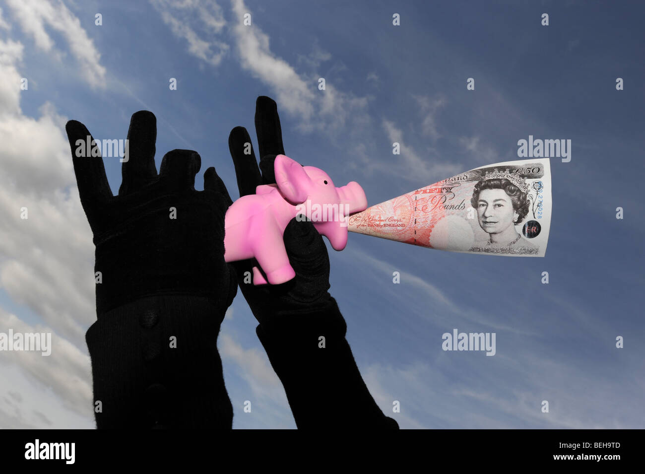 Finanziellen Engpässen auf Einsparungen im Sparschwein mit niedrigen Zinsen Stockfoto